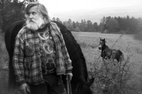 Černobílá fotografie - Pán a kůň