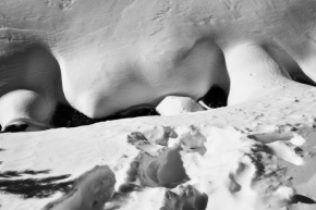 Černobílá fotografie - Zimní potok