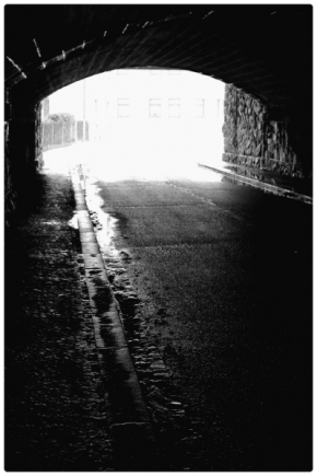Černobílá fotografie - Svět na konci tunelu