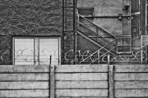 Černobílá fotografie - Za zdí