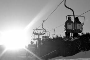 Černobílá fotografie - lyžaři k záři..