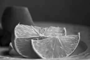 Černobílá fotografie - zátiší s citróny