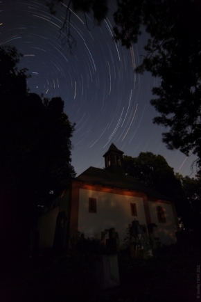Fotíme oblohu - Hvězdné dráhy - kaplička na starém hřbitově