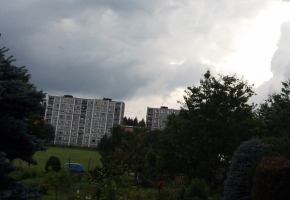 Jarmila Černá - Pohled od zahrádky  na sídliště pod oblohou