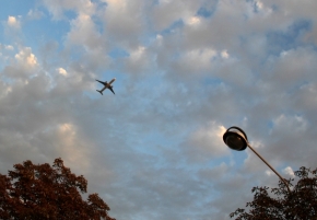 Fotíme oblohu - obloha s lampou, letadlem a stromy :)