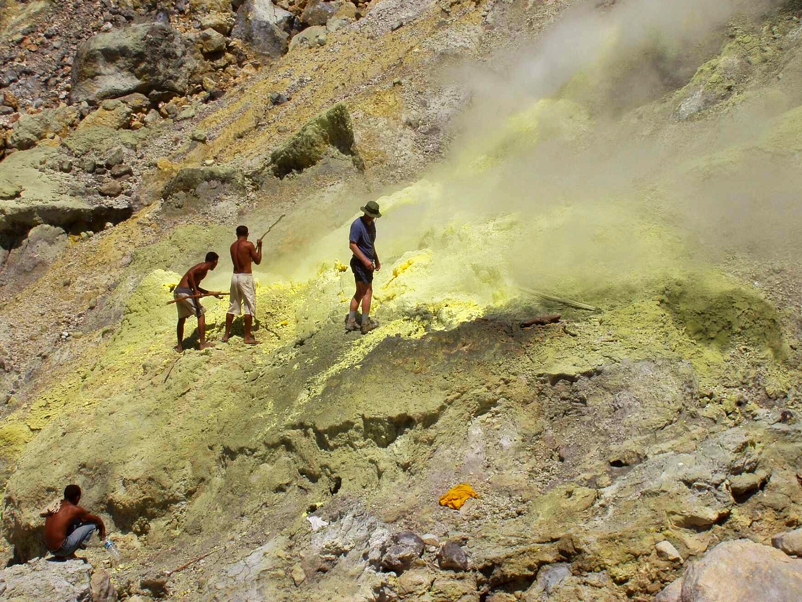 Těžba síry na ostrově Pantar
