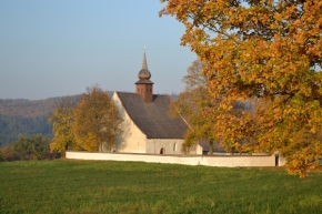 Objekt v krajině - kostelíček