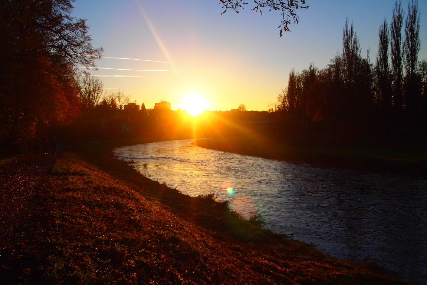 Slunce nad řekou