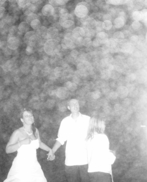 Postava černobíle - Svatba - večerní mlha