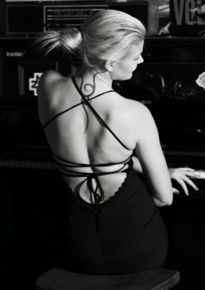 Postava černobíle - pianistka