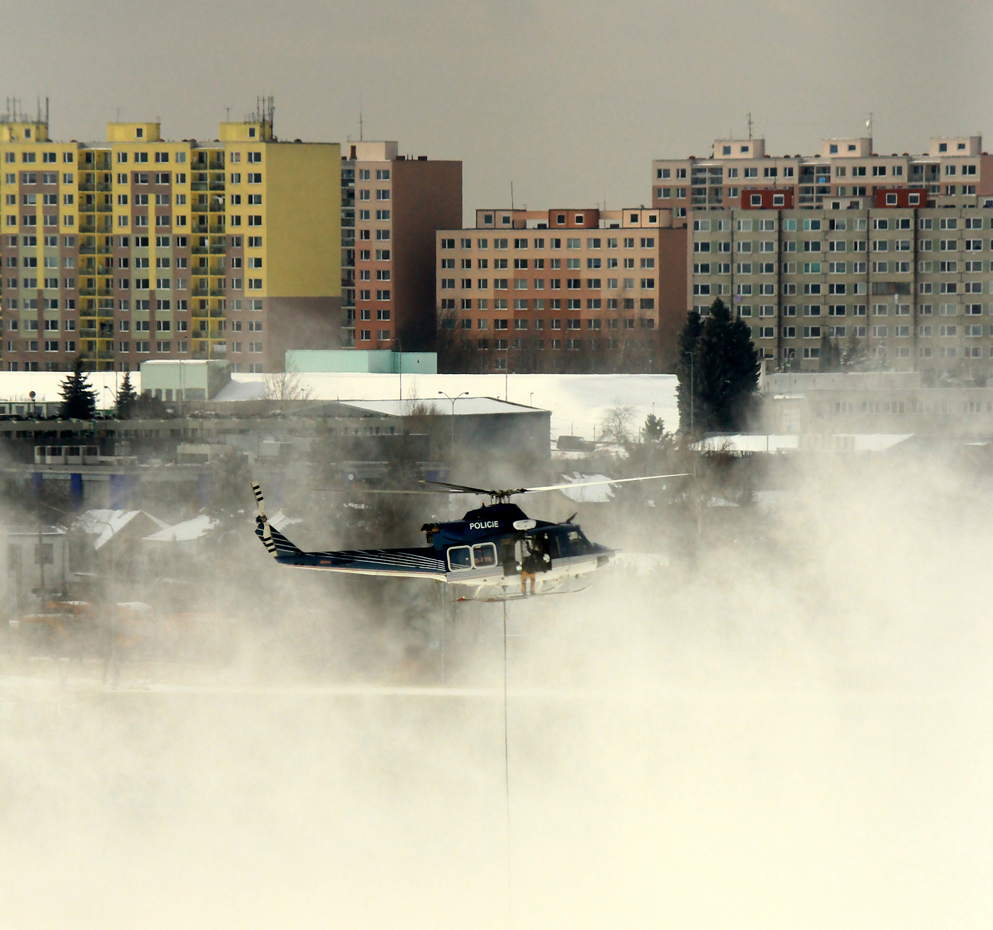 Policejní vrtulník ve sněhové mlze