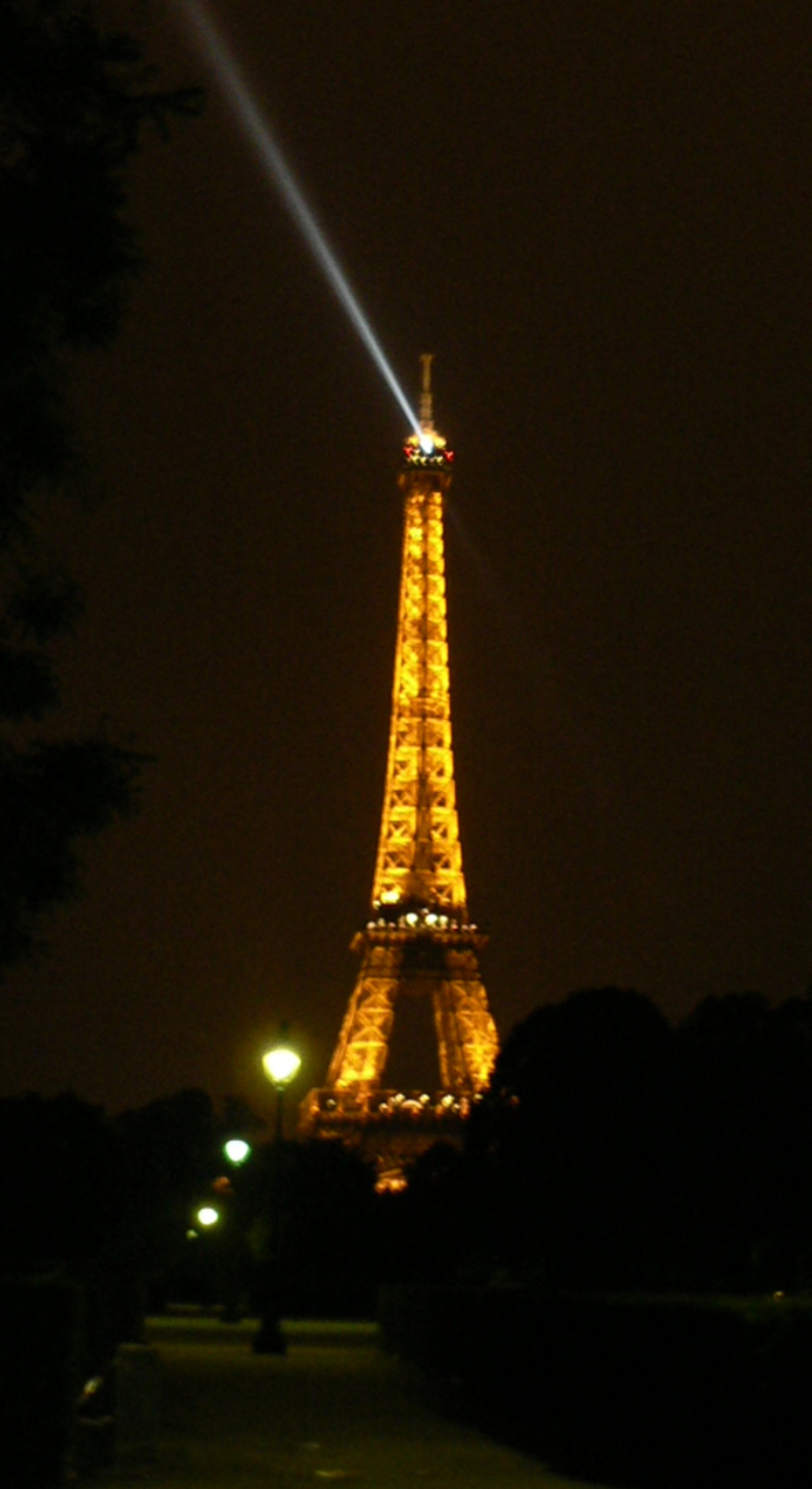 Svetelný monument nad Paříží