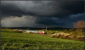 Zuzka Korbelová - Vlak ujíždí před bouřkou