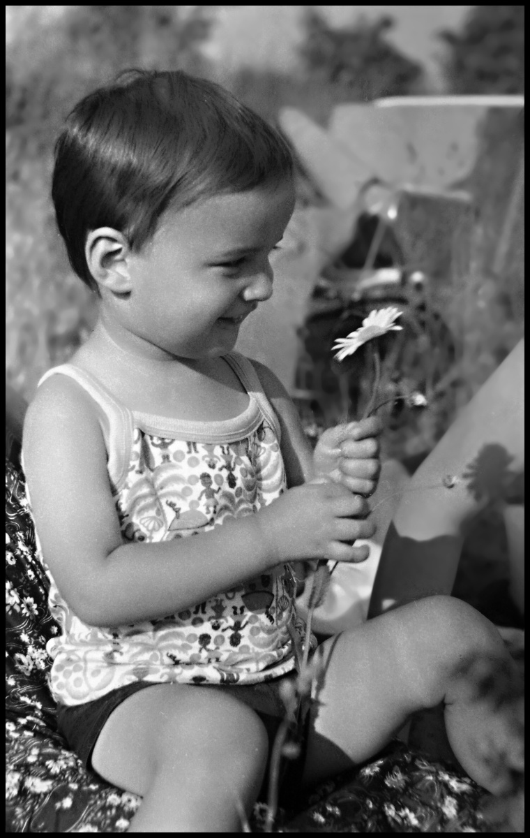 Chlapec s květinou