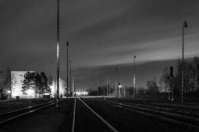 Černobílý svět - Nákladové nádraží po večerce