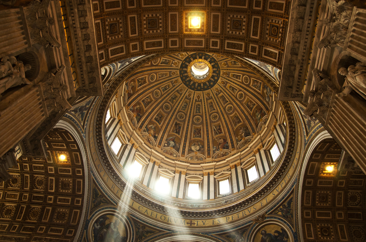 Slnecne luce z kupoly baziliky sv. Petra