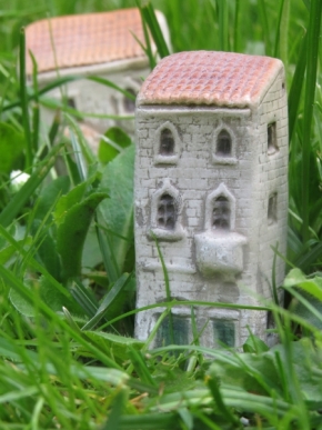 Miniaturní svět zblízka - Vesnice v trávě