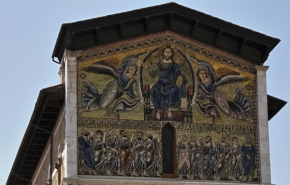 Historické objekty - štít kostela v Lucce 
