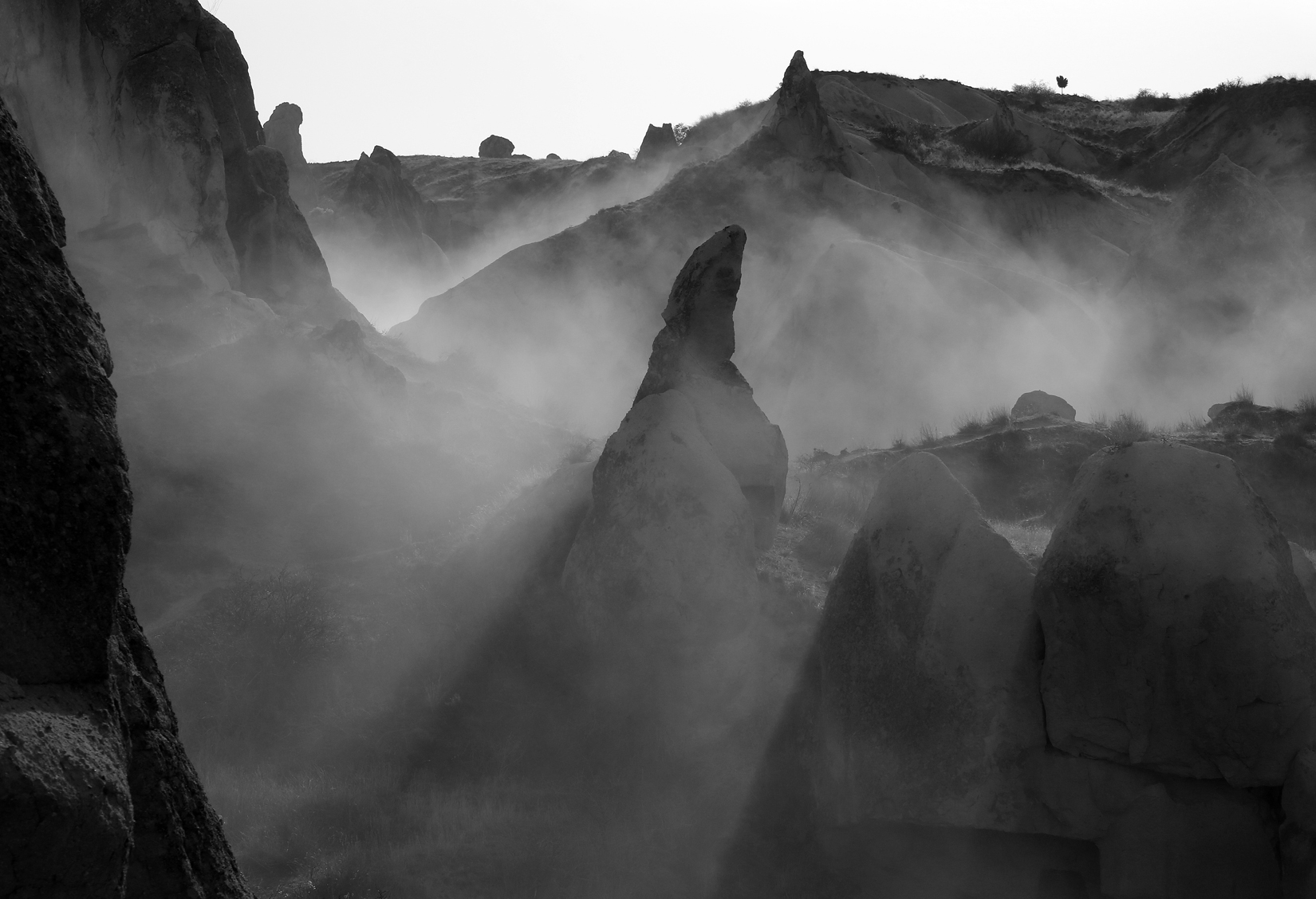 Mlha a paprsky v kaňonu