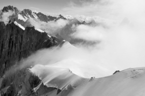 Černobílý svět - Fotograf roku - Kreativita - V.kolo - návrat z Mont Blanc