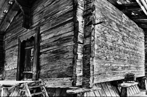 Černobílý svět - Dřevěný domek
