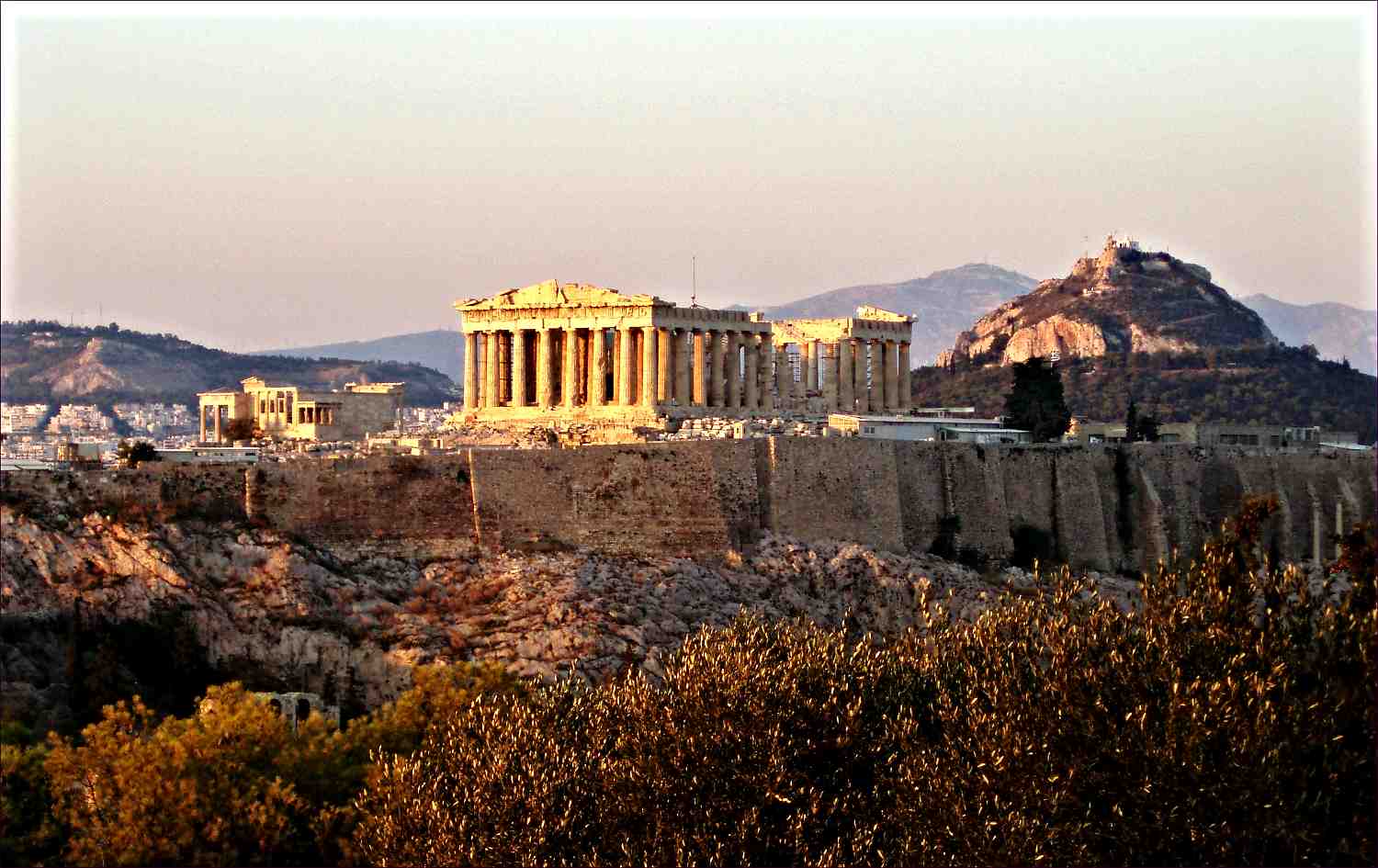 Sluncem pozlacená Akropole v Athénách