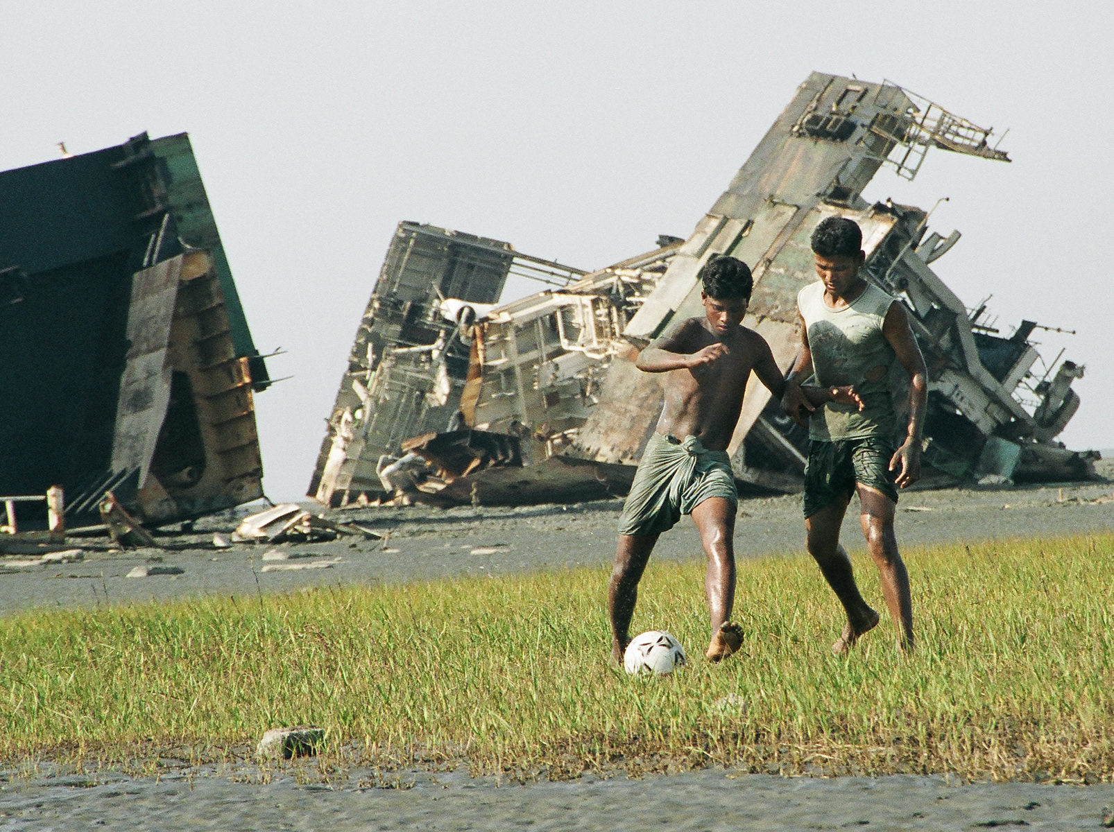 Fotbal mezi vraky, Čitagong, Bangladéš