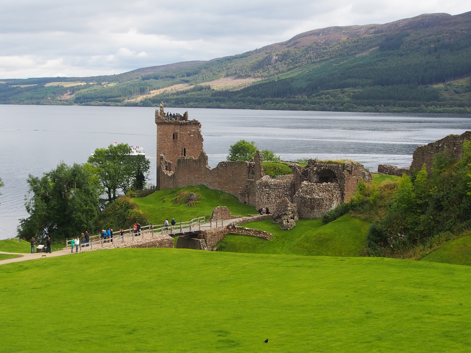 Hrad Urquhart Castle u jezera Loch Ness Skotsko