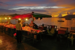 Krajina stínů a hvězd - Fotograf roku - Kreativita - II.kolo - Západ slunce nad trhem v Kota Kinabalu II
