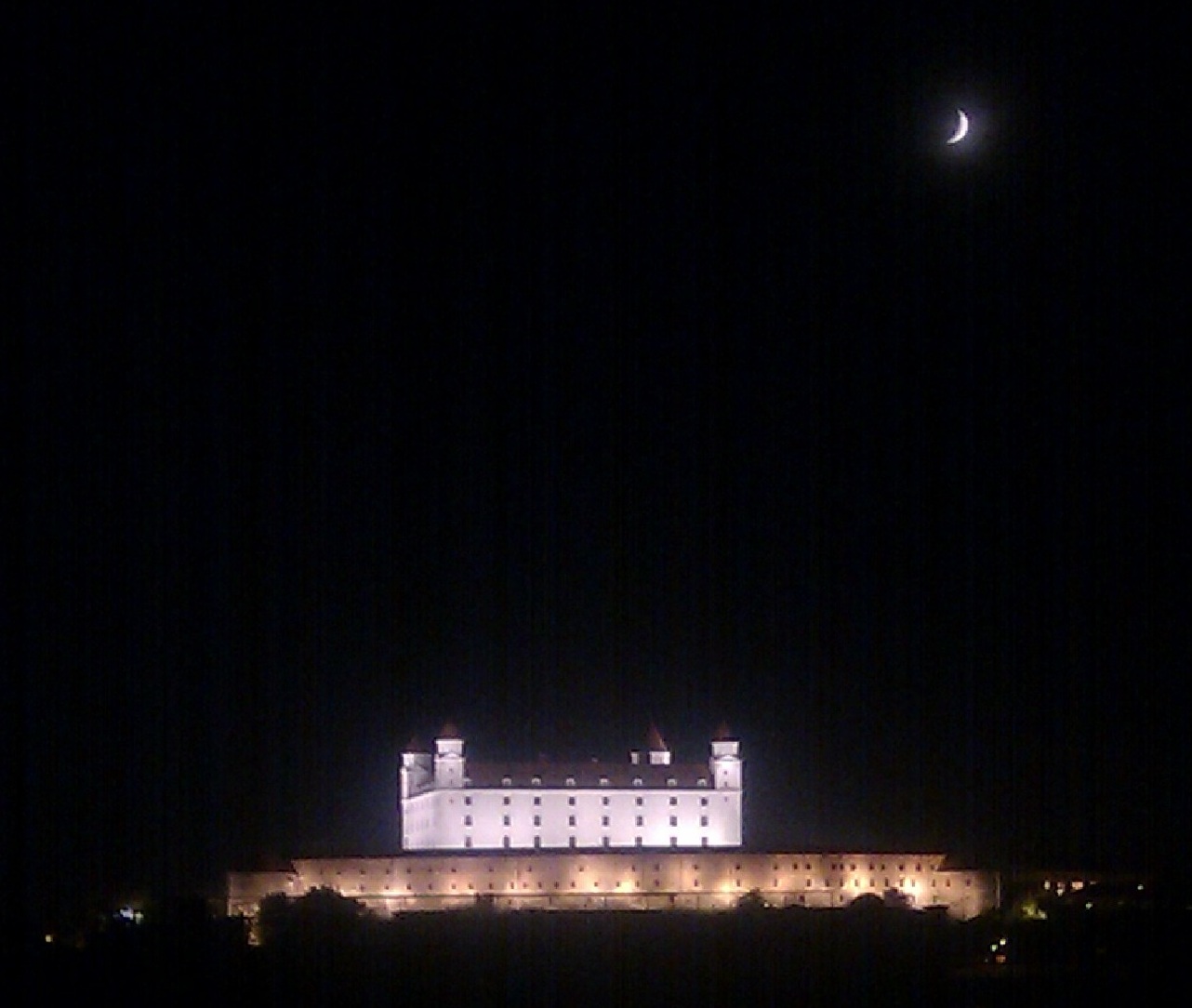 Bratislavsky hrad v noci