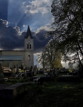 Fotograf roku na cestách 2015 - Vesnické hřbitovní atmo ....