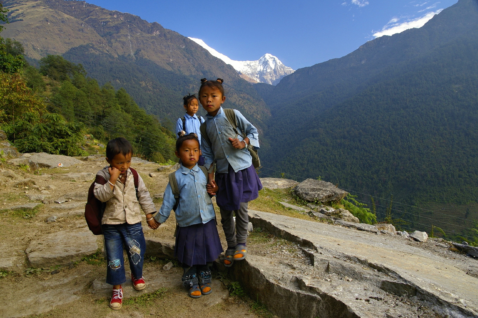 Nepálští školáci na cestě ze školy