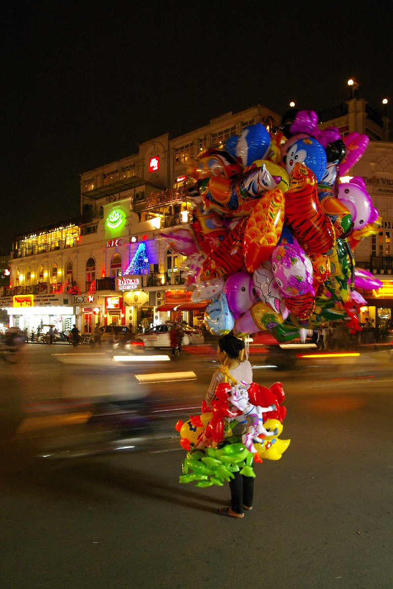 Pouliční prodejce heliových balónků - Hanoi