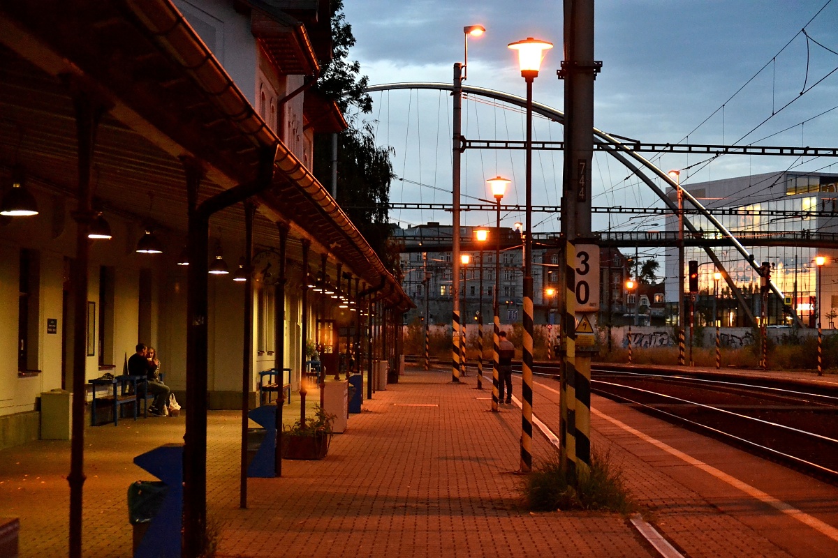 Večerní nádraží