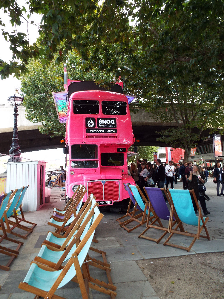 Růžový bus