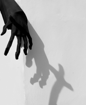 Černobílá krása - Fotograf roku - Kreativita - XII.kolo - ruka Ďábla