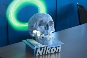 Denisa Nováková - lebka a logo Nikon
