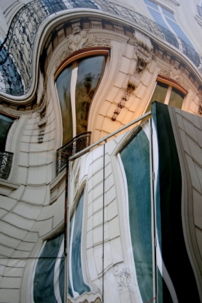 Architektura krásná a účelná - Fotograf roku - Top 20 - III.kolo - Zakrytí rekonstrukce domu plachtou v Paříži