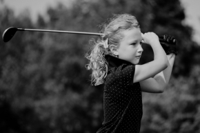Sportovní reportáž - malá golfistka