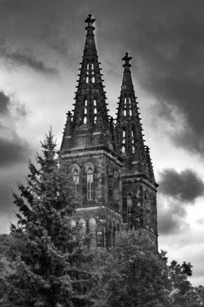 Vidím to černobíle - Věže kostela na Vyšehradě v Praze.