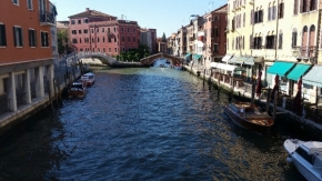 Půvaby architektury a jejích detailů - Kanál v Benátkách s mostem