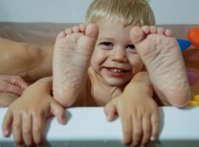 Dětské pohledy i radosti - Nohy už jsou umyté