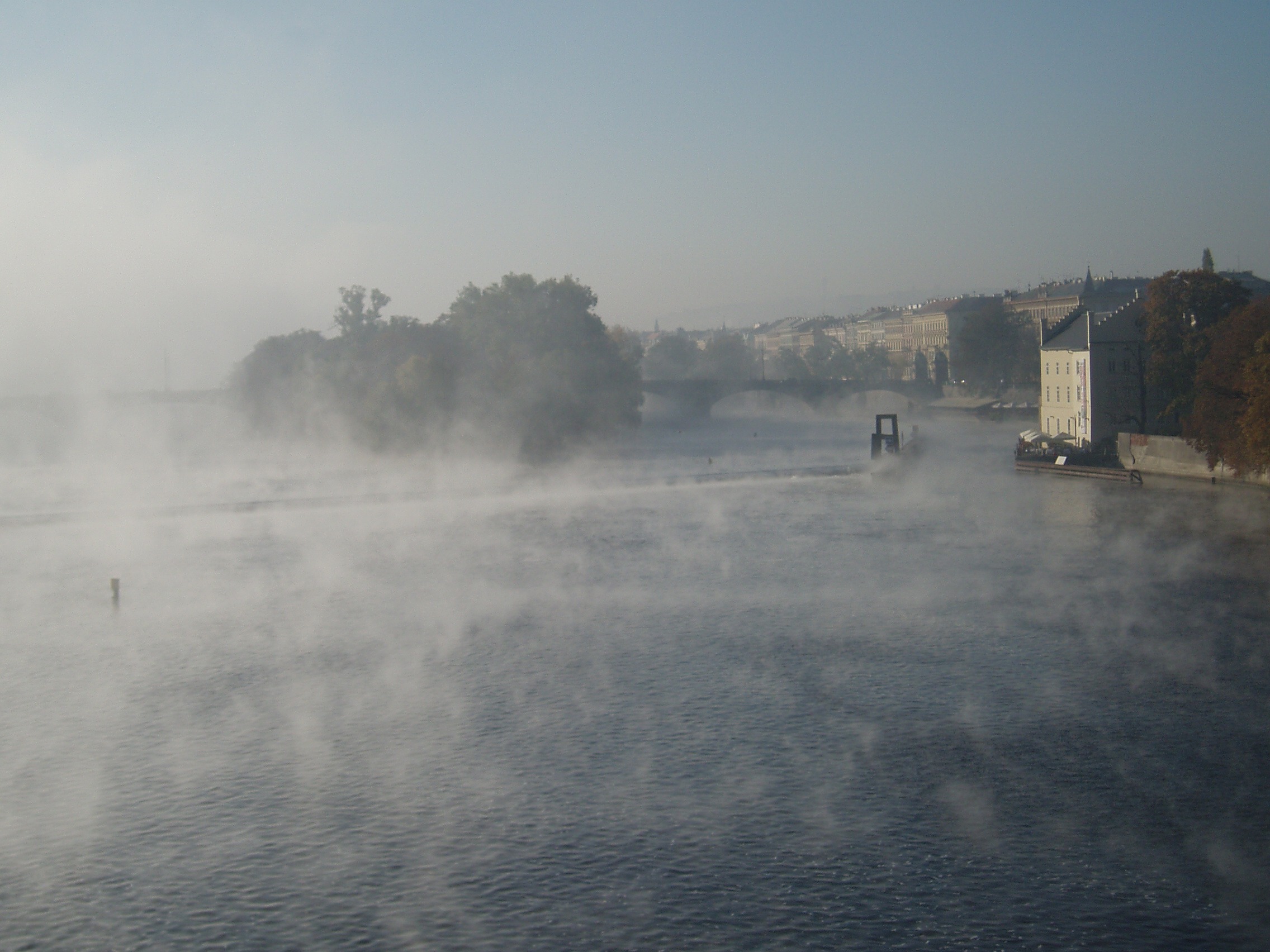 Mlhy nad Vltavou z Karlova mostu