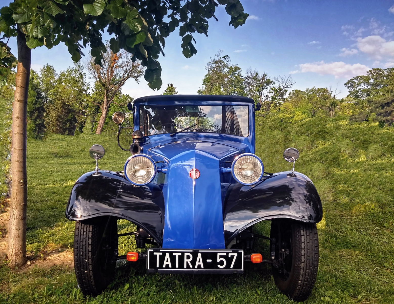 Skoro veterán Tatra - zasazen v přírodě ....
