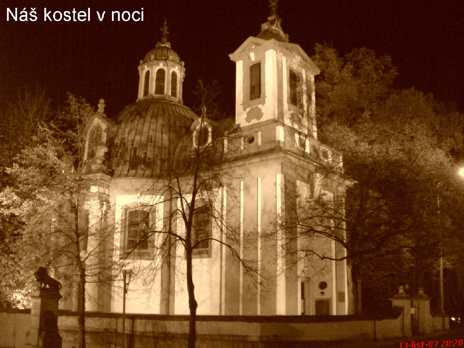 Kostel na našem náměstí v noci