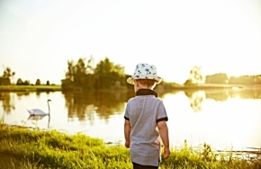 Děti a jejich svět - U rybníka při západu slunce...