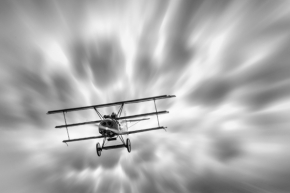 Tóny černé a bílé - Fotograf roku - Kreativita - VIII.kolo - Báječný muž na létajícím stroji.