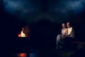 Kouzla noci - couple by fire