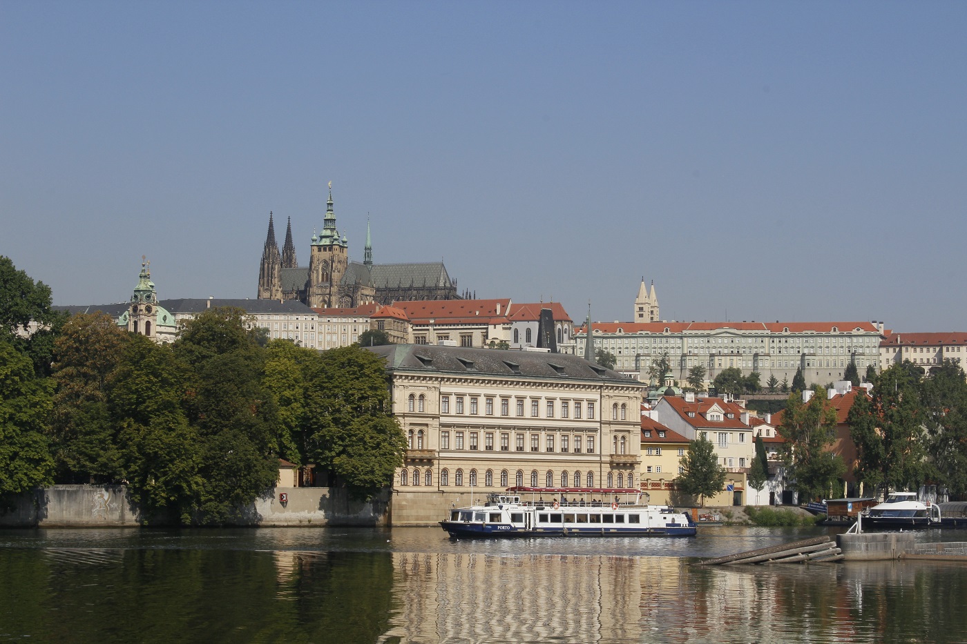 Praha z lode