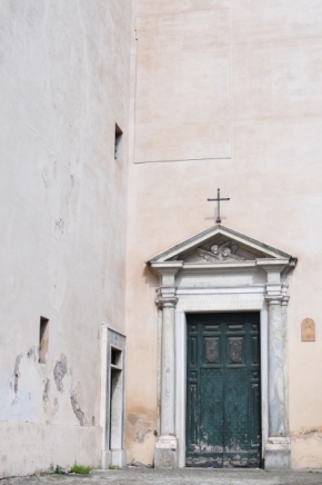 Církevní architektura - Iný vchod